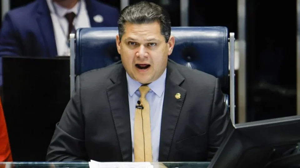 Alcolumbre está ‘determinado’ a votar fim da escala 6×1 antes do 2º turno, diz ministro