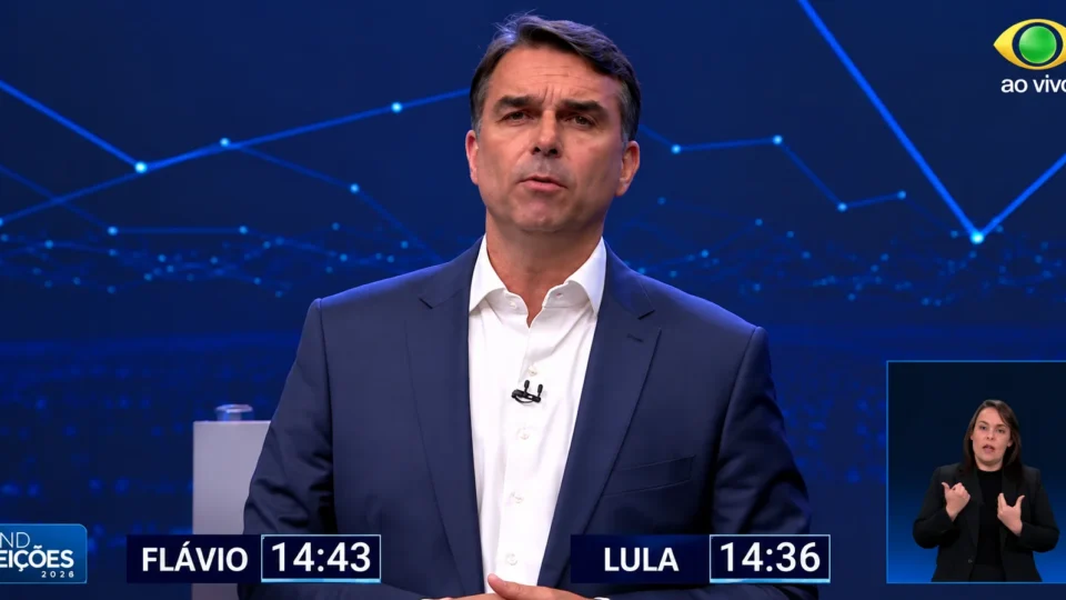 Lula chama família Bolsonaro de “miliciano”, e Flávio rebate com provocação sobre roubo