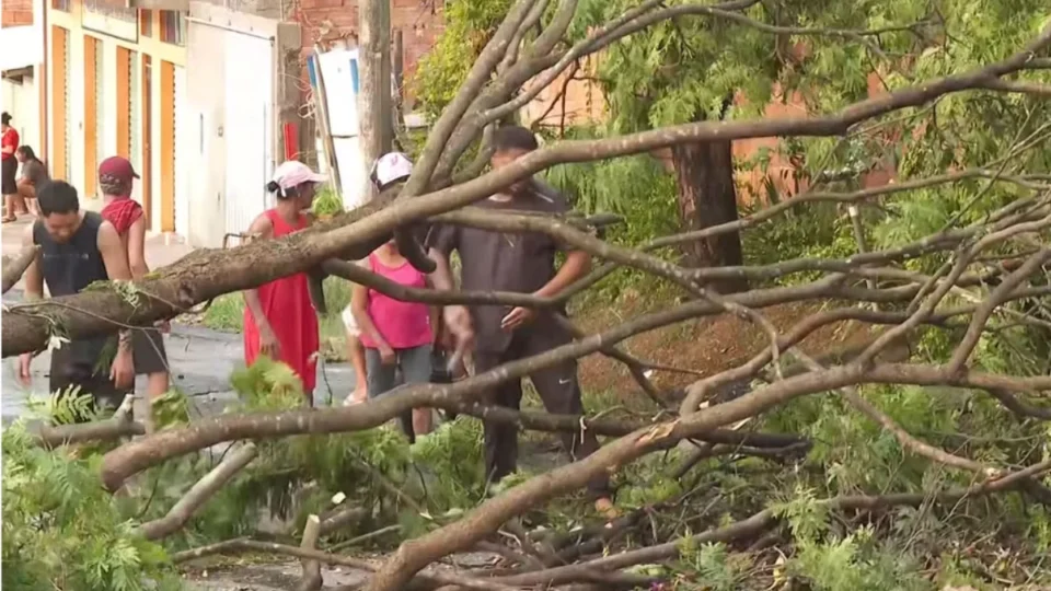 Chuvas destrói casas e deixa moradores sem luz em Santa Luzia