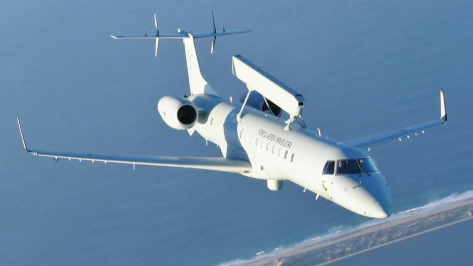 FAB consegue feito inédito na aviação militar em teste com caças e avião-radar; entenda o que muda