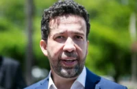 Busca por “Flávio Bolsonaro esquema pandemia” dispara no Google após orientação de Janones; entenda