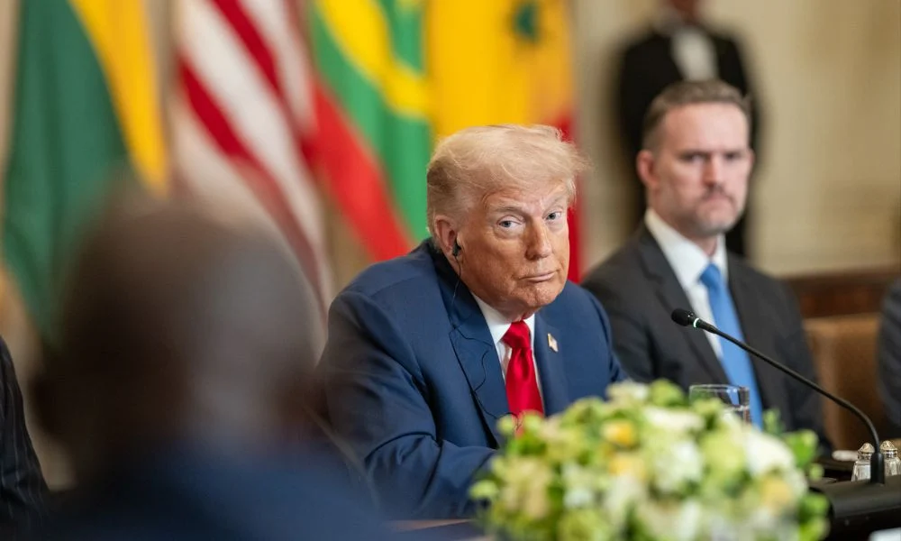 Segundo o levantamento, 68% dos americanos desaprovam a condução da economia pelo governo Trump. A insatisfação também alcança parte da base republicana e ocorre em meio aos efeitos econômicos da guerra contra o Irã, especialmente sobre os preços da gasolina.
