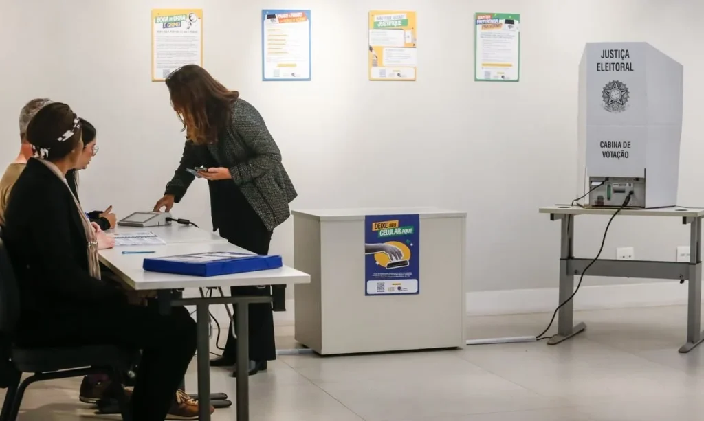 TSE divulga resultado do 1º turno às 17h; 2º turno pode ocorrer
