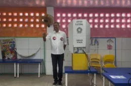 Elmano de Freitas vota no Ceará, declara apoio a Lula e destaca a democracia no país