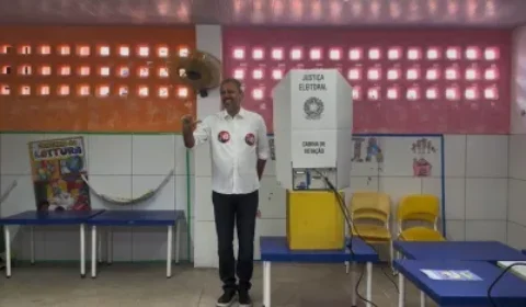 Elmano de Freitas vota no Ceará, declara apoio a Lula e destaca a democracia no país