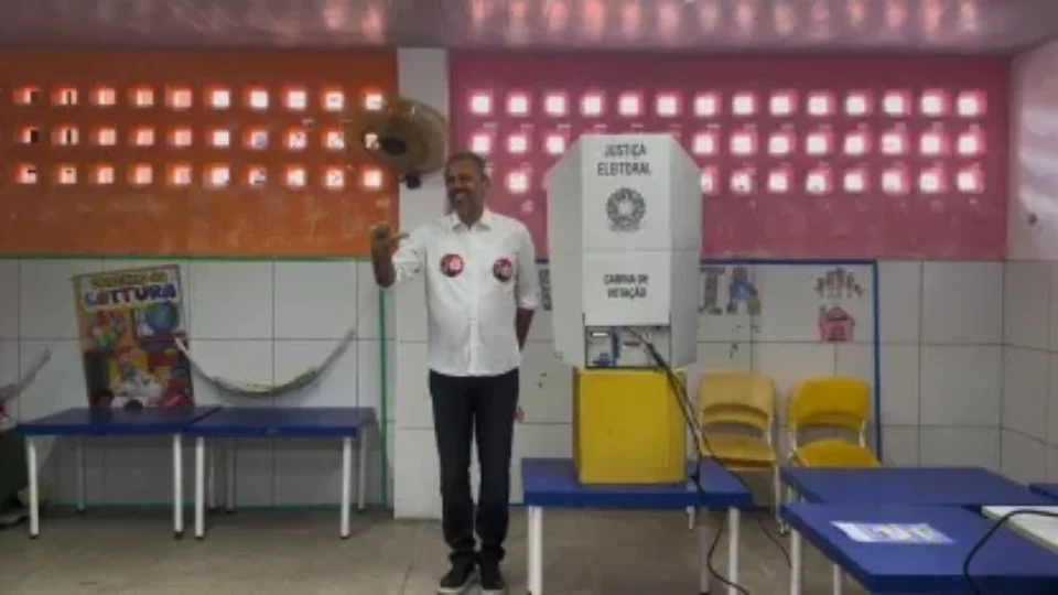 Elmano de Freitas vota no Ceará, declara apoio a Lula e destaca a democracia no país
