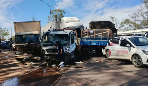 Engavetamento com 28 veículos deixa cenário de destruição e interdita BR-040 em MG