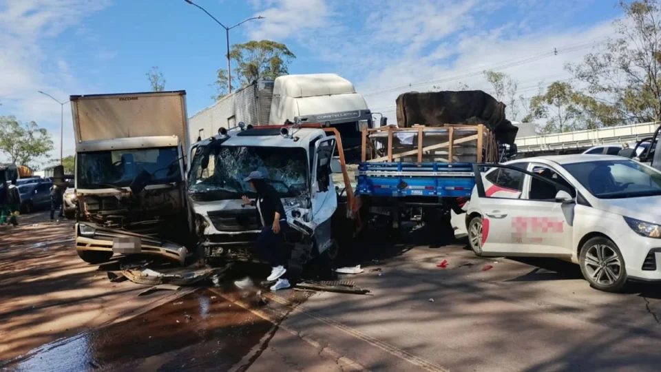 Engavetamento com 28 veículos deixa cenário de destruição e interdita BR-040 em MG