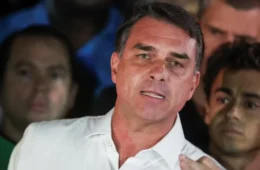 Flávio Bolsonaro chegou aos EUA em segurança, afirma aliado de Donald Trump nesta terça
