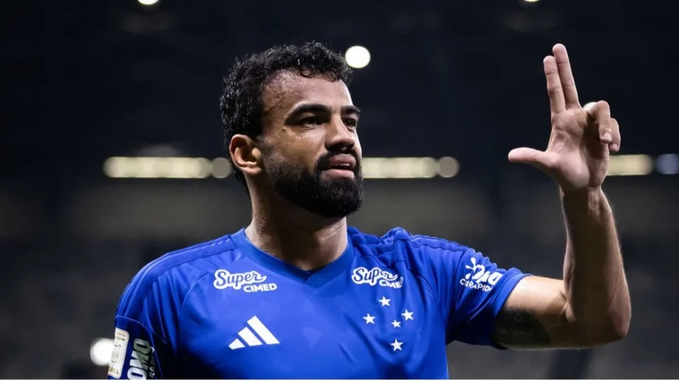 Fabrício Bruno, 31 anos, marca gol da vitória e alcança 400 jogos