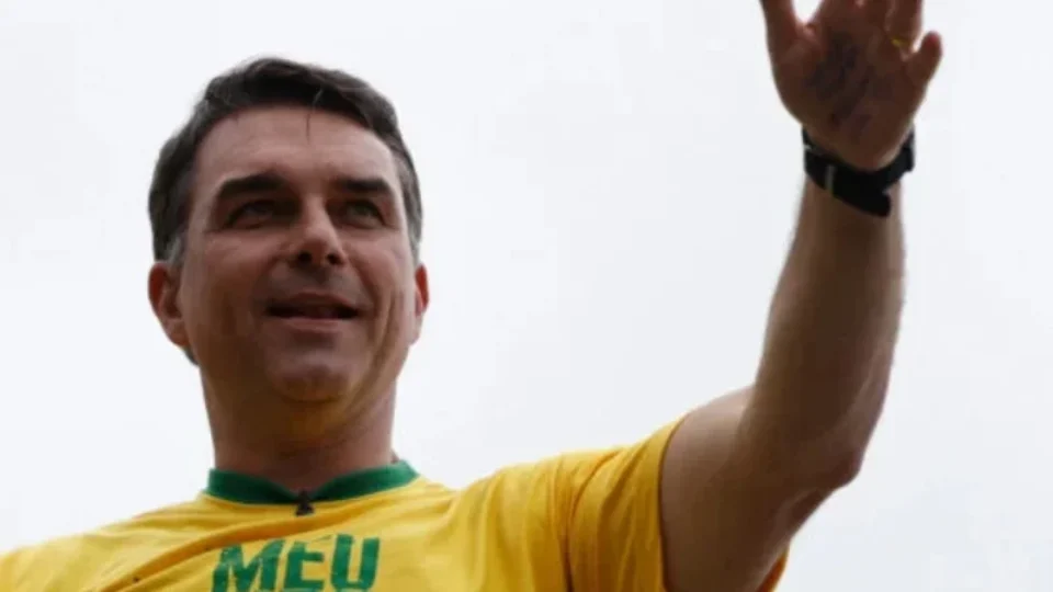 Após pedido do PSOL, Flávio Bolsonaro pode perder mandato no Senado; entenda