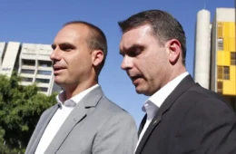 Flávio Bolsonaro chega aos EUA e se reúne com irmão Eduardo na Flórida