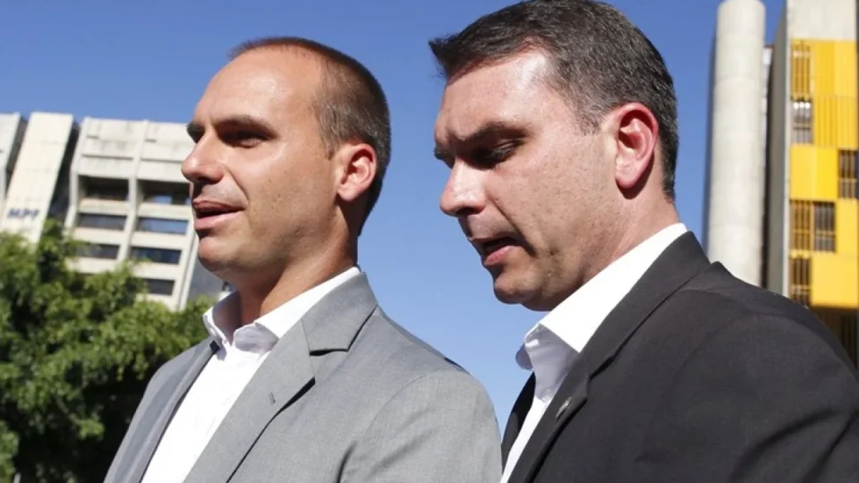 Flávio Bolsonaro chega aos EUA e se reúne com irmão Eduardo na Flórida