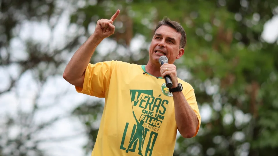Podemos anuncia apoio a Flávio Bolsonaro e amplia aliança para o segundo turno