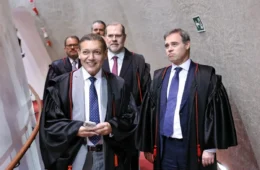 Ministros do TSE suspeitam de manobras de Nunes Marques e Mendonça para evitar derrotas