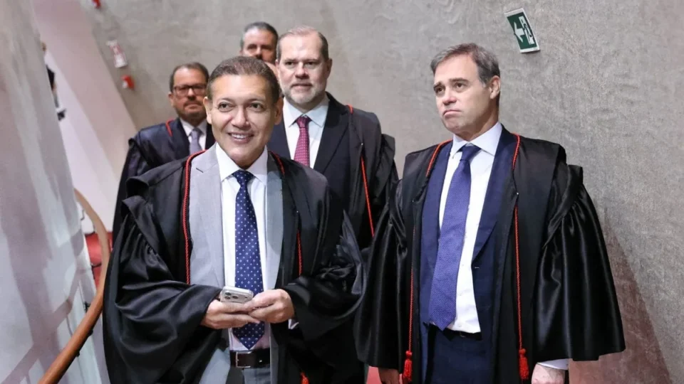Ministros do TSE suspeitam de manobras de Nunes Marques e Mendonça para evitar derrotas