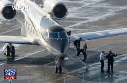 Flávio Bolsonaro chega aos Estados Unidos após viagem com escala no Equador