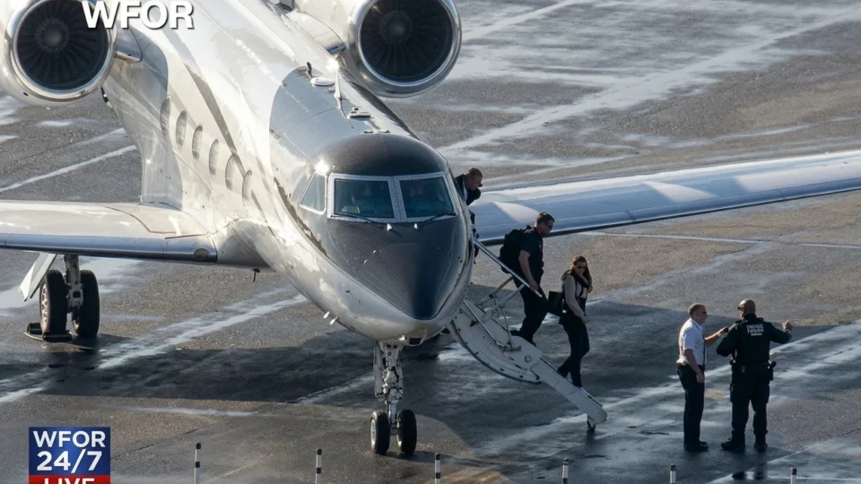 Flávio Bolsonaro chega aos Estados Unidos após viagem com escala no Equador