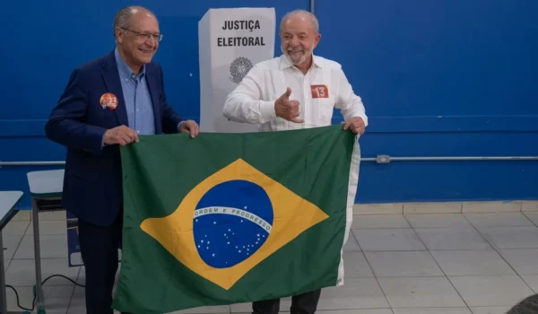 Lula vota em São Bernardo do Campo e acompanha apuração do segundo turno em SP