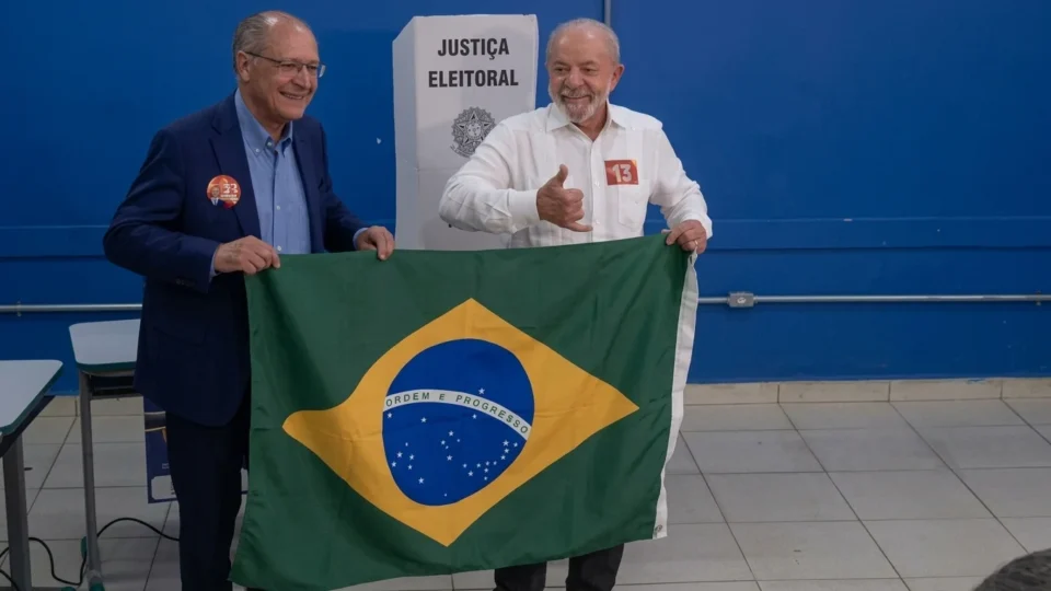 Lula vota em São Bernardo do Campo e acompanha apuração do segundo turno em SP