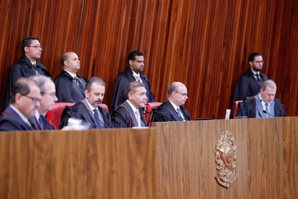 Por unanimidade, Corte barrou candidatura de político condenado por lesão corporal contra mulher e definiu que esse tipo de crime pode se enquadrar na Lei da Ficha Limpa; ministros também pediram ao Congresso que inclua a vedação expressamente na legislação.