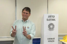 Tarcísio de Freitas vota em São Paulo ao lado da esposa no segundo turno das eleições