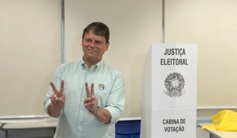 Tarcísio de Freitas vota em São Paulo ao lado da esposa no segundo turno das eleições