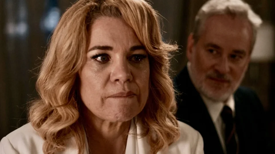 Pilar leva rasteira de quem menos esperava e vê seu império ameaçado em Quem Ama Cuida