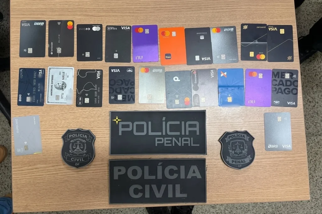 Homem de 20 anos teria aproveitado o acesso aos alojamentos para pegar cartões bancários e fazer compras por aproximação; 22 cartões foram recuperados e pelo menos 14 servidores são apontados como vítimas.