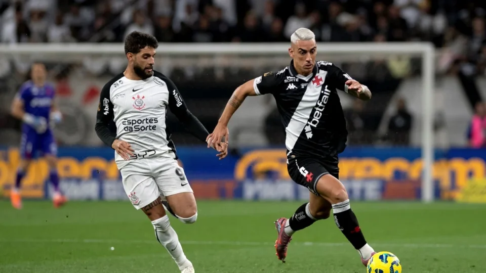 Vasco e Corinthians fazem confronto direto contra o rebaixamento neste sábado