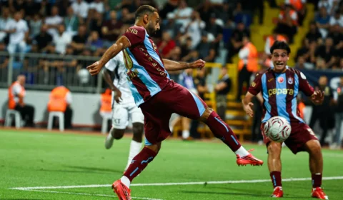 Salah marca, dá assistência e comanda vitória do Trabzonspor por 4 a 2 na Liga Conferência