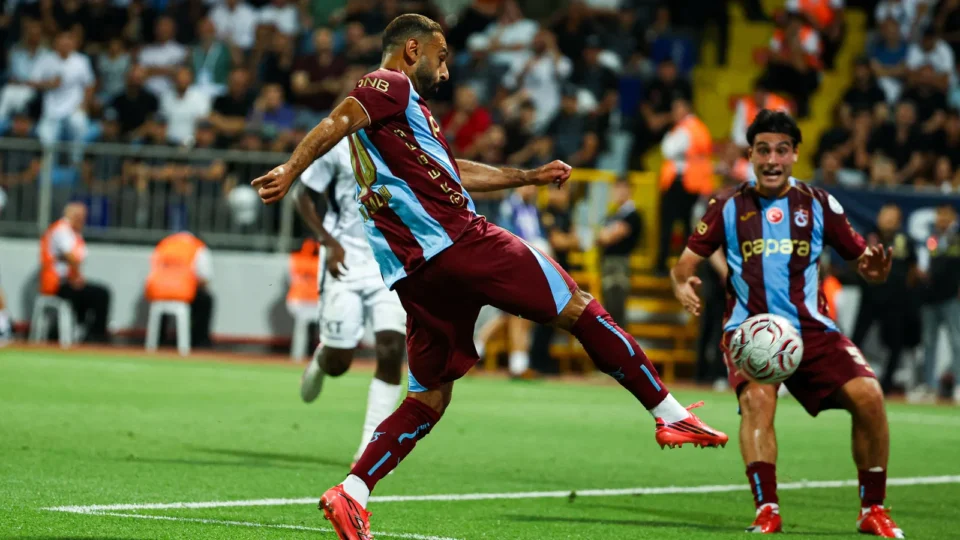 Salah marca, dá assistência e comanda vitória do Trabzonspor por 4 a 2 na Liga Conferência