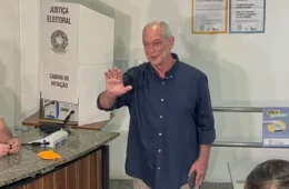 Ciro Gomes vota em Fortaleza neste domingo