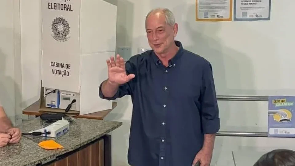 Ciro Gomes vota em Fortaleza neste domingo