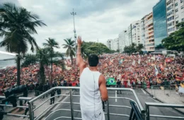 Ato pró-Lula convocado por Caetano Veloso reúne artistas e ocupa orla de Copacabana
