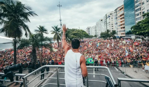 Ato pró-Lula convocado por Caetano Veloso reúne artistas e ocupa orla de Copacabana