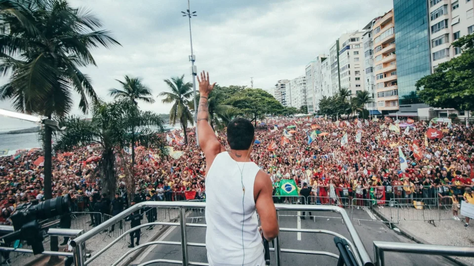 Ato pró-Lula convocado por Caetano Veloso reúne artistas e ocupa orla de Copacabana