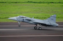 Gripen E brasileiro faz voo inaugural e avança para testes finais
