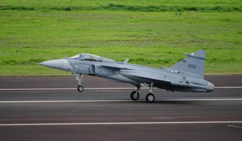 Gripen E brasileiro faz voo inaugural e avança para testes finais