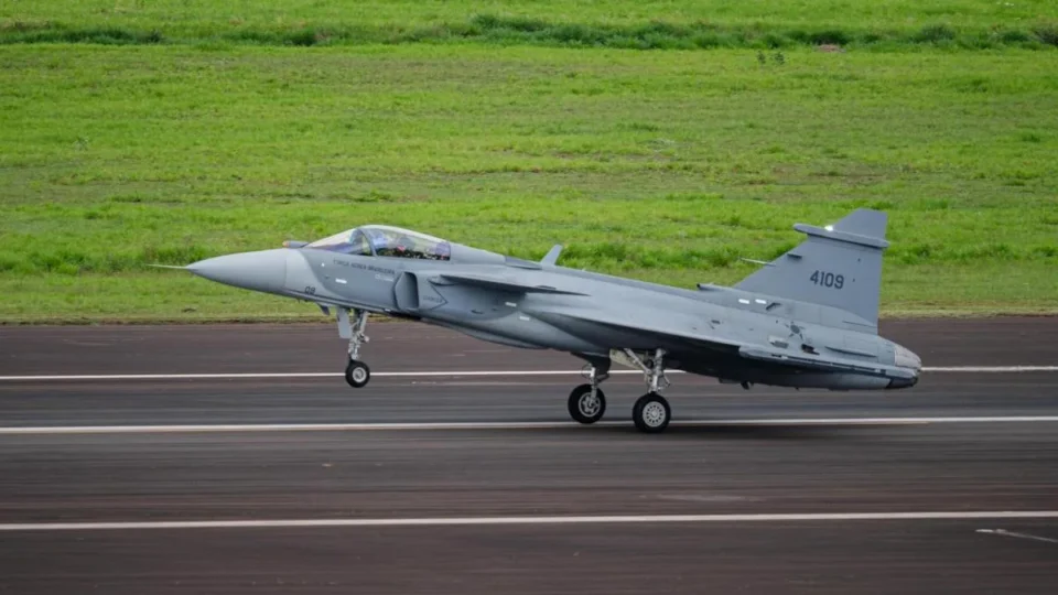 Gripen E brasileiro faz voo inaugural e avança para testes finais