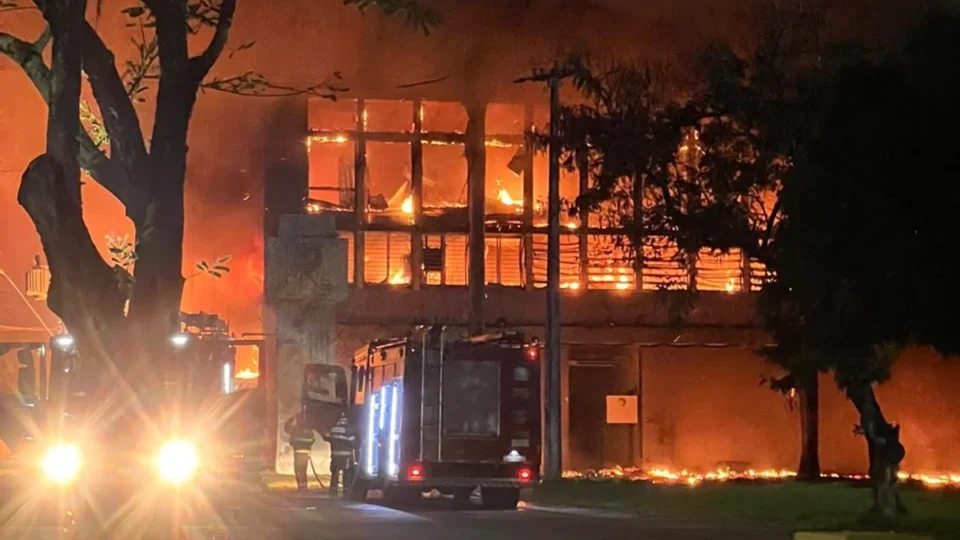 Incêndio atinge prédio da UFPE com R$ 100 milhões em equipamentos e destrói pesquisas