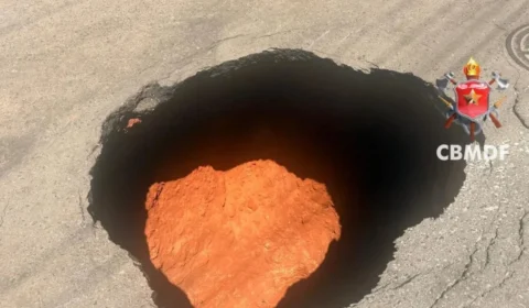 Cratera de 4 metros segue aberta há quase uma semana em Brasília
