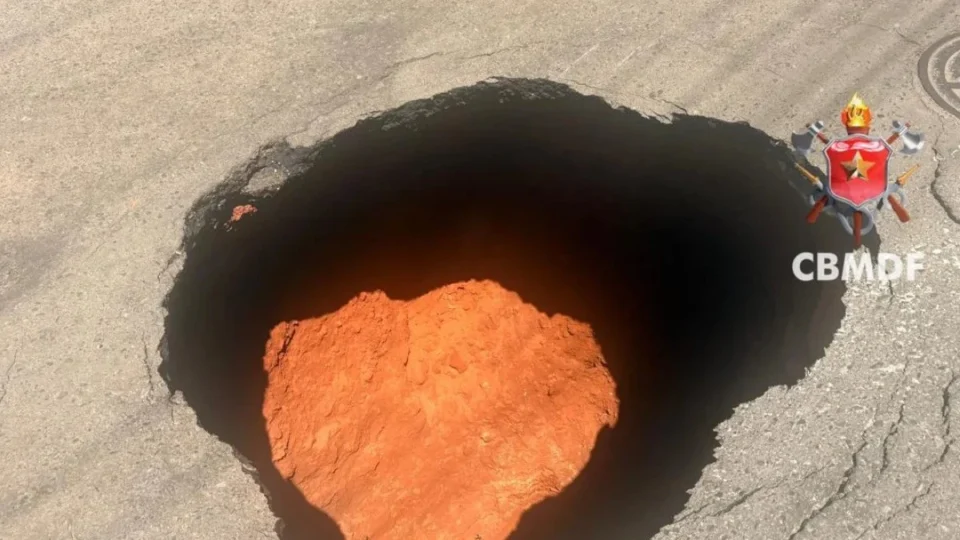 Cratera de 4 metros segue aberta há quase uma semana em Brasília