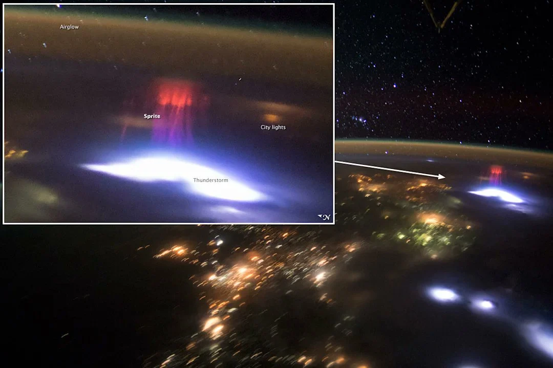 A Estação Espacial Internacional também já registrou sprites acima de tempestades. A posição privilegiada dos astronautas permite observar a atividade elétrica por cima das nuvens, revelando fenômenos que frequentemente passam despercebidos na superfície terrestre.