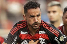 Danilo passa por cirurgia após fraturar mandíbula e deve perder semifinal da Libertadores