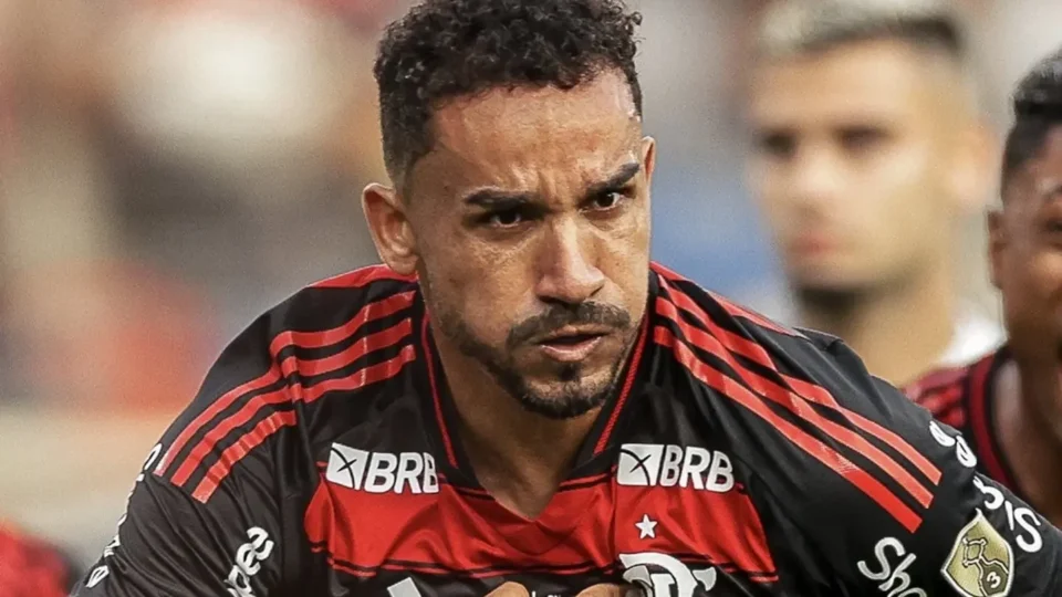 Danilo passa por cirurgia após fraturar mandíbula e deve perder semifinal da Libertadores
