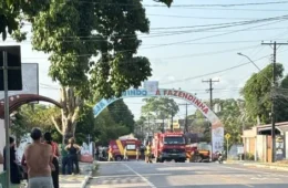 Bombeiros resgatam mulher que subiu em pórtico na entrada da Fazendinha, em Macapá