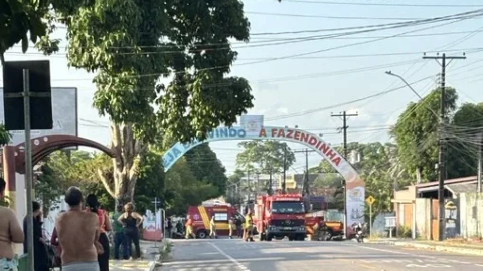 VÍDEO: Bombeiros resgatam mulher que subiu em pórtico na entrada da Fazendinha, em Macapá