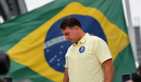 Flávio Bolsonaro foge para os EUA e já está a bordo de um avião