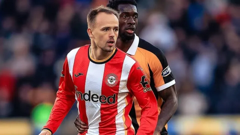 Hull City e Brentford empatam por 1 a 1 em duelo marcado por pressão dos visitantes
